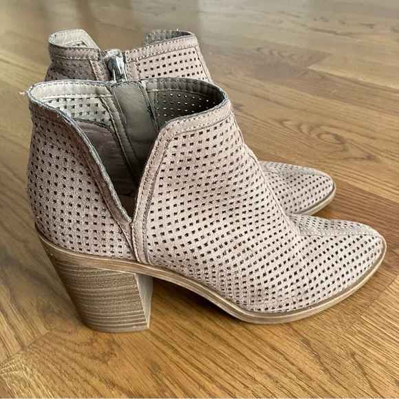DV by Dolce Vita Perforated Tan Ankle Booties Stacked Heel Side Zip Size 7 - Picture 2 of 10
